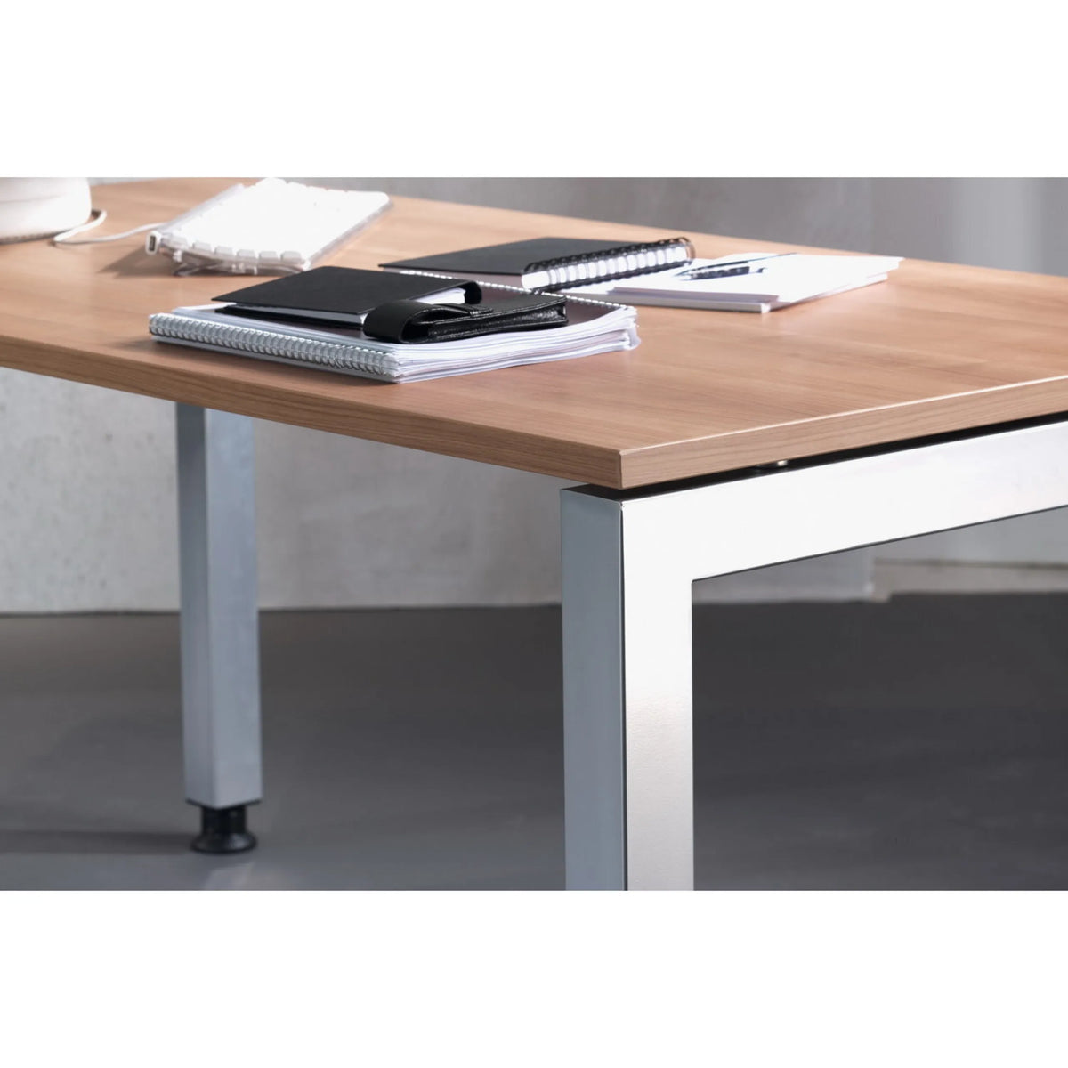 Plateau en chêne noueux et piètement argenté du bureau JAVA 12 S de hjh OFFICE PRO