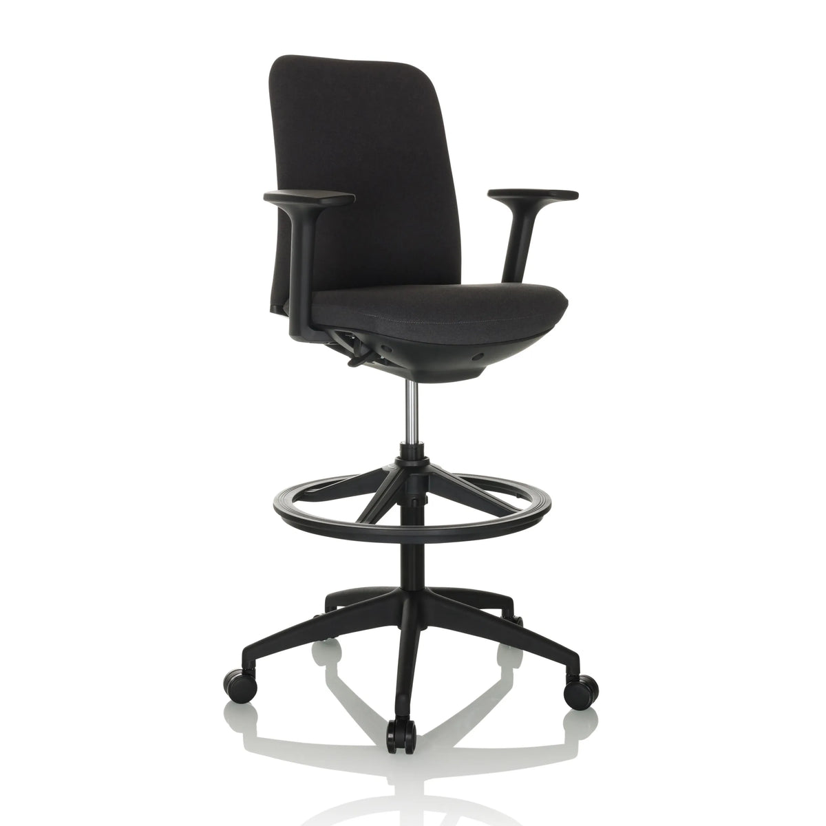 Chaise de comptoir NESTORA WORK noire avec accoudoirs, repose-pieds et piètement à cinq roulettes de hjh OFFICE – vue à 360° (vue de trois quarts avant 30°)