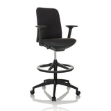 Chaise de comptoir NESTORA WORK noire avec accoudoirs, repose-pieds et piètement à cinq roulettes de hjh OFFICE – vue à 360° (vue de trois quarts avant 30°)