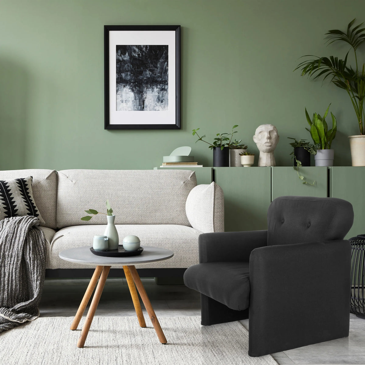Fauteuil de salon CARIPITO noir avec revêtement en tissu dans un salon de hjh LIVING