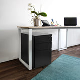 Caisson sur roulettes en métal noir COLOR OS I sous un bureau avec un plateau en bois clair de hjh OFFICE