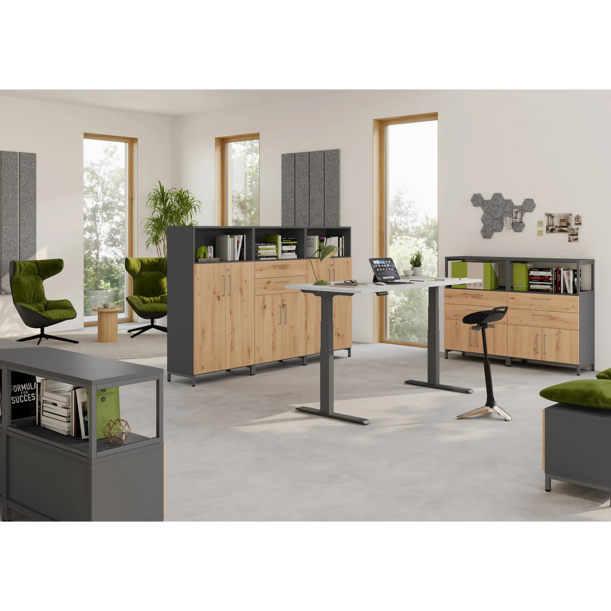 Meuble avec pieds réglables de la série FlexWall en graphite avec éléments en bois de hjh OFFICE PRO