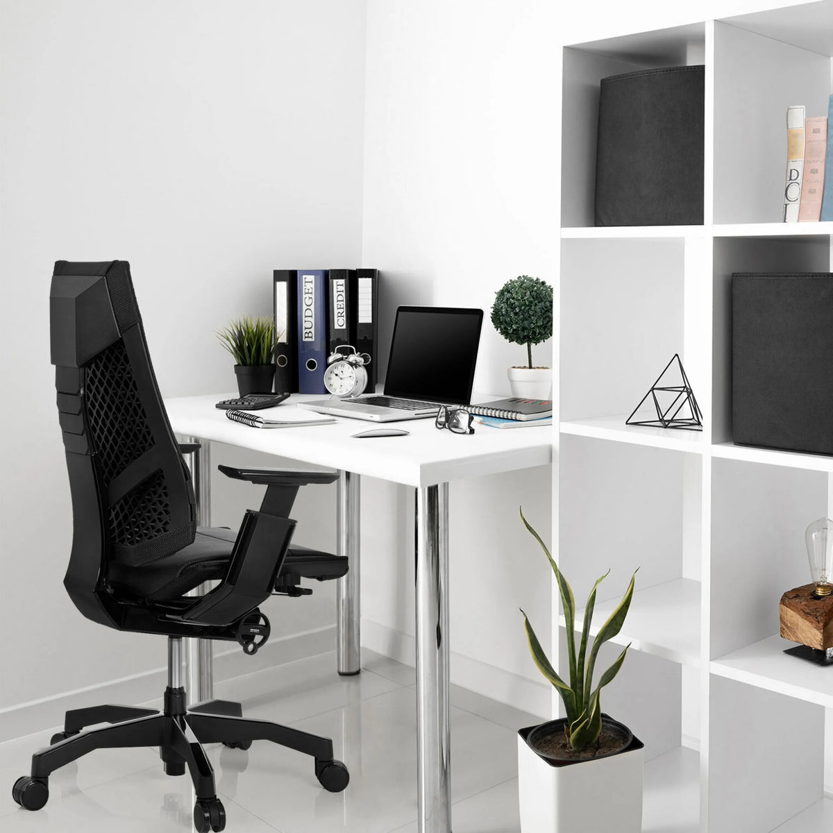 Siège de bureau haut de gamme GENIDIA BLACK en cuir noir à un bureau blanc de hjh OFFICE