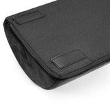 Détail de la surface textile noire avec fixations velcro du Repose-pieds Podi Velvet 1 de hjh OFFICE