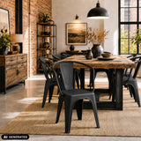 Chaises de bistrot Vantaggio Poly noires à une table en bois rustique de hjh OFFICE (image générée par IA)