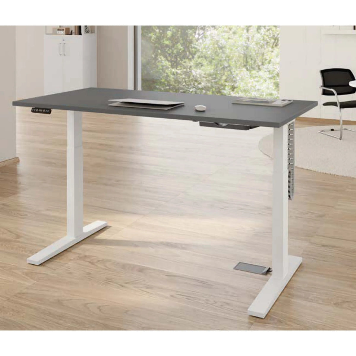 Organisateur en feutre gris chiné sous le bureau en tant qu'accessoire UCF1 sur un bureau réglable en hauteur de hjh OFFICE PRO