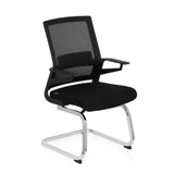 Chaises cantilever INVENTOR V noires avec dossier en maille, accoudoirs et piètement luge de hjh OFFICE – vue à 360° (vue de trois quarts avant 40°)