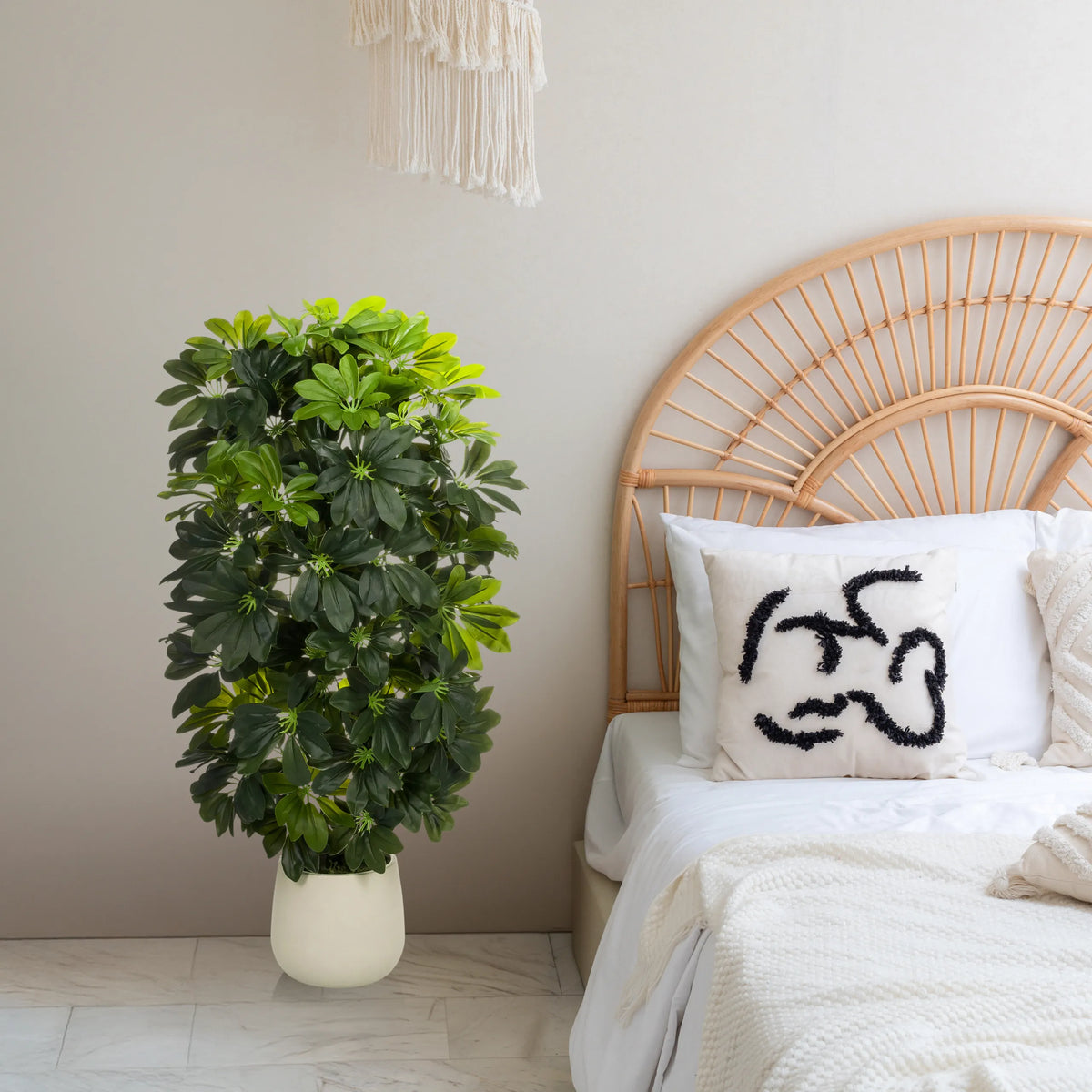 Plante artificielle verte Schefflera 2 dans un pot blanc crème de hjh OFFICE