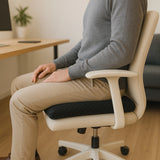 Coussin de siège MEDISIT I noir sur l'assise d'une chaise de bureau claire de hjh OFFICE