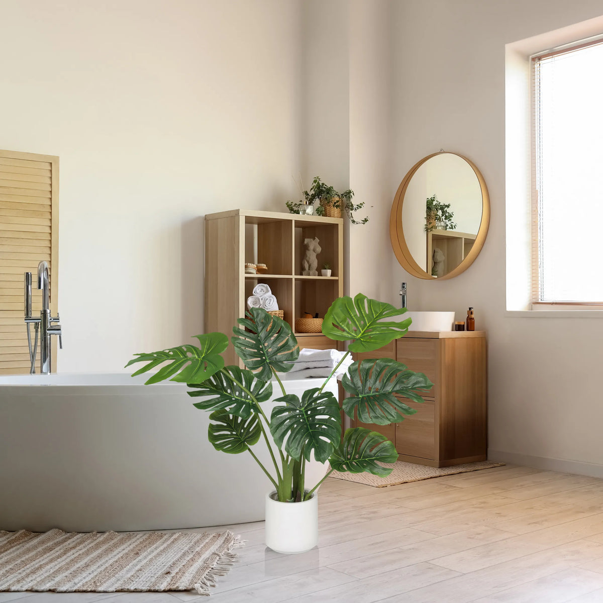 Plante artificielle verte MONSTERA I dans un pot blanc dans une salle de bain de hjh OFFICE