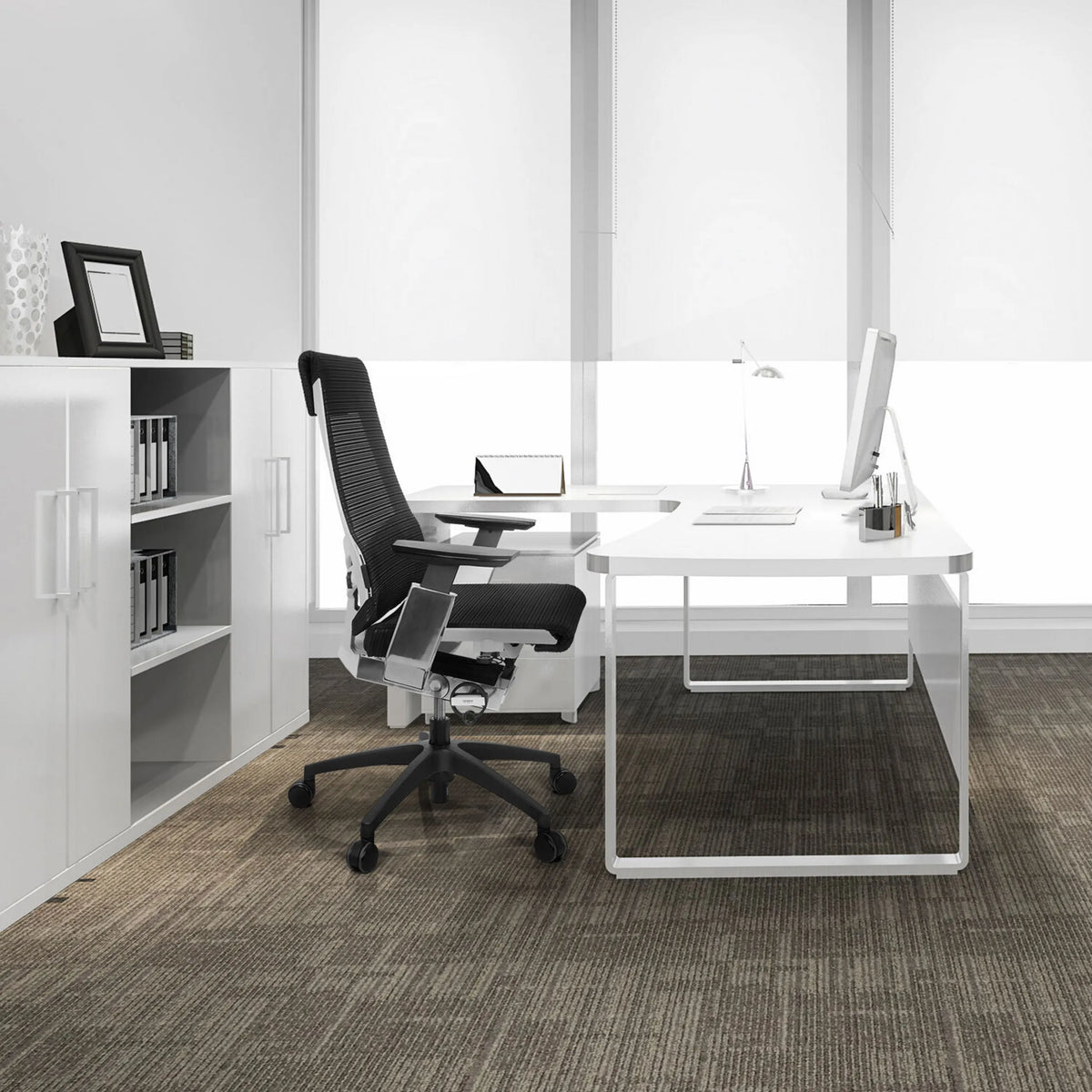 Siège de bureau de qualité professionnelle GENIDIA SMART WHITE CM avec dossier en maille noir et blanc et détails chromés de hjh OFFICE
