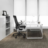 Siège de bureau de qualité professionnelle GENIDIA SMART WHITE CM avec dossier en maille noir et blanc et détails chromés de hjh OFFICE