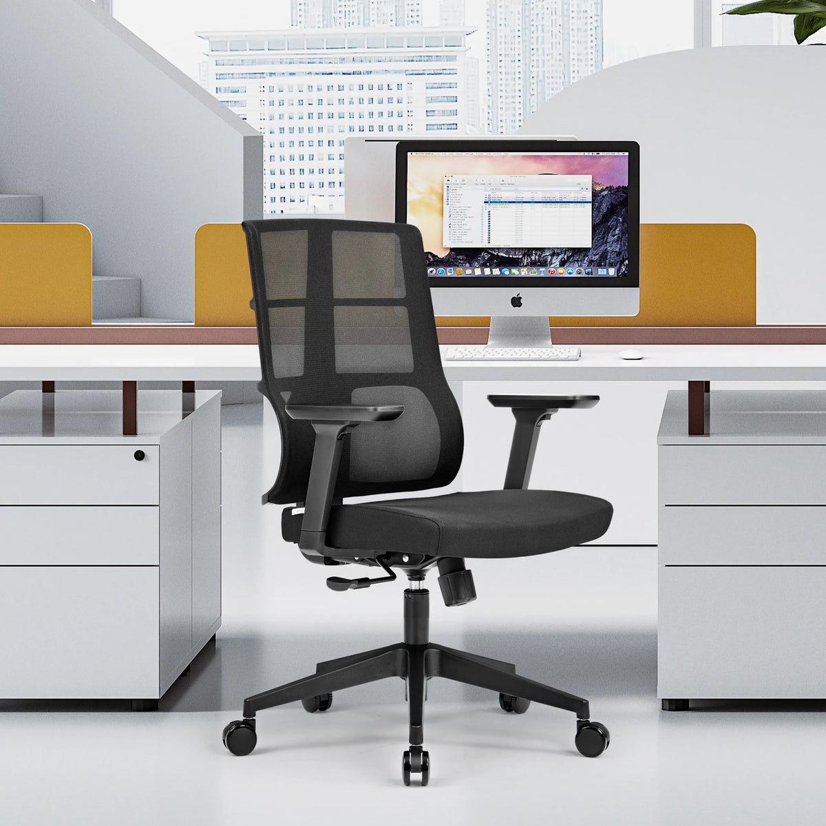 Siège de bureau de qualité professionnelle SPINIO noir avec dossier en maille et accoudoirs de hjh OFFICE
