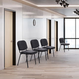 Chaises à quatre pieds XT 600 SW en anthracite avec piètements noirs dans un couloir de hjh OFFICE