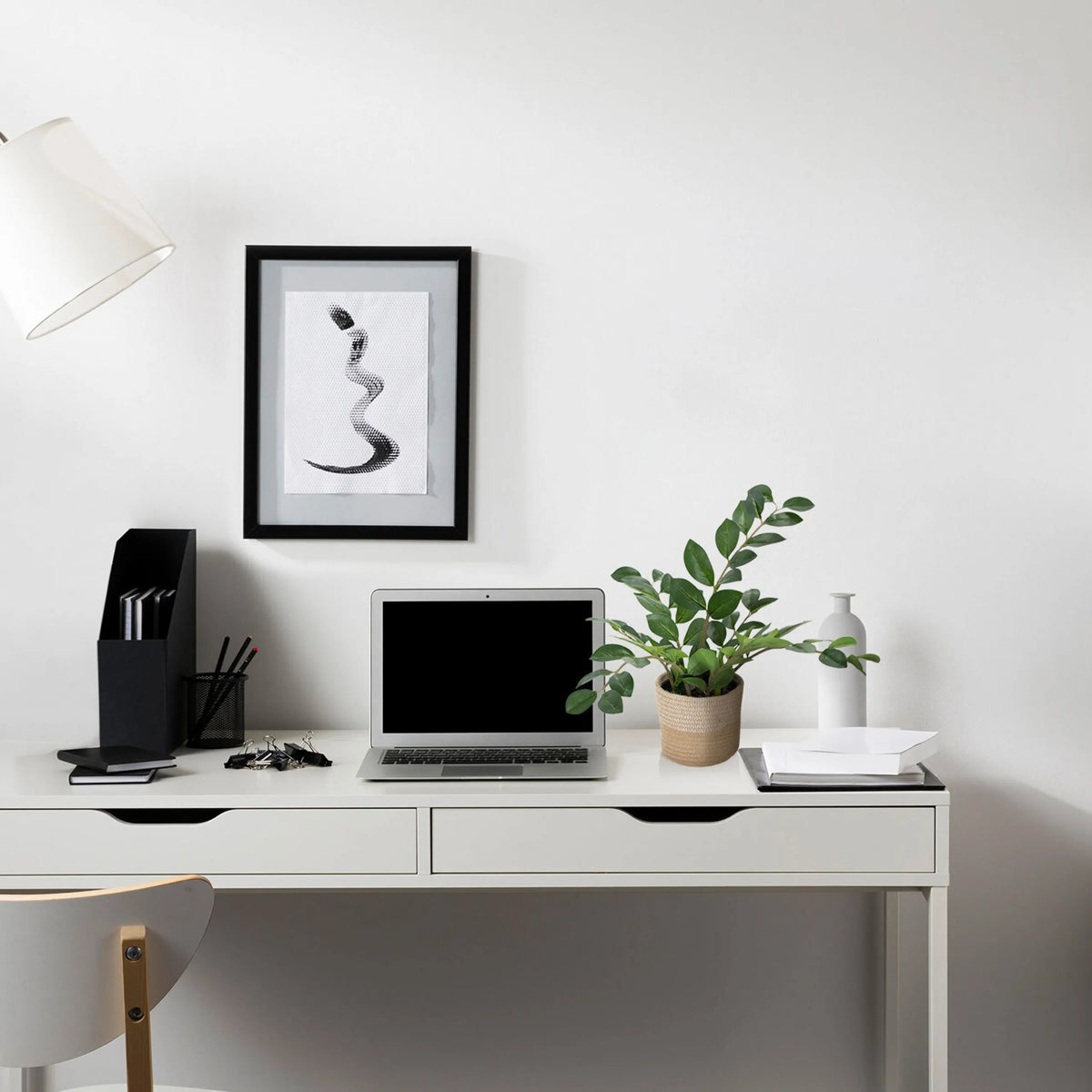 Plante artificielle verte ZAMIE dans un cache-pot tressé sur un bureau blanc de hjh OFFICE