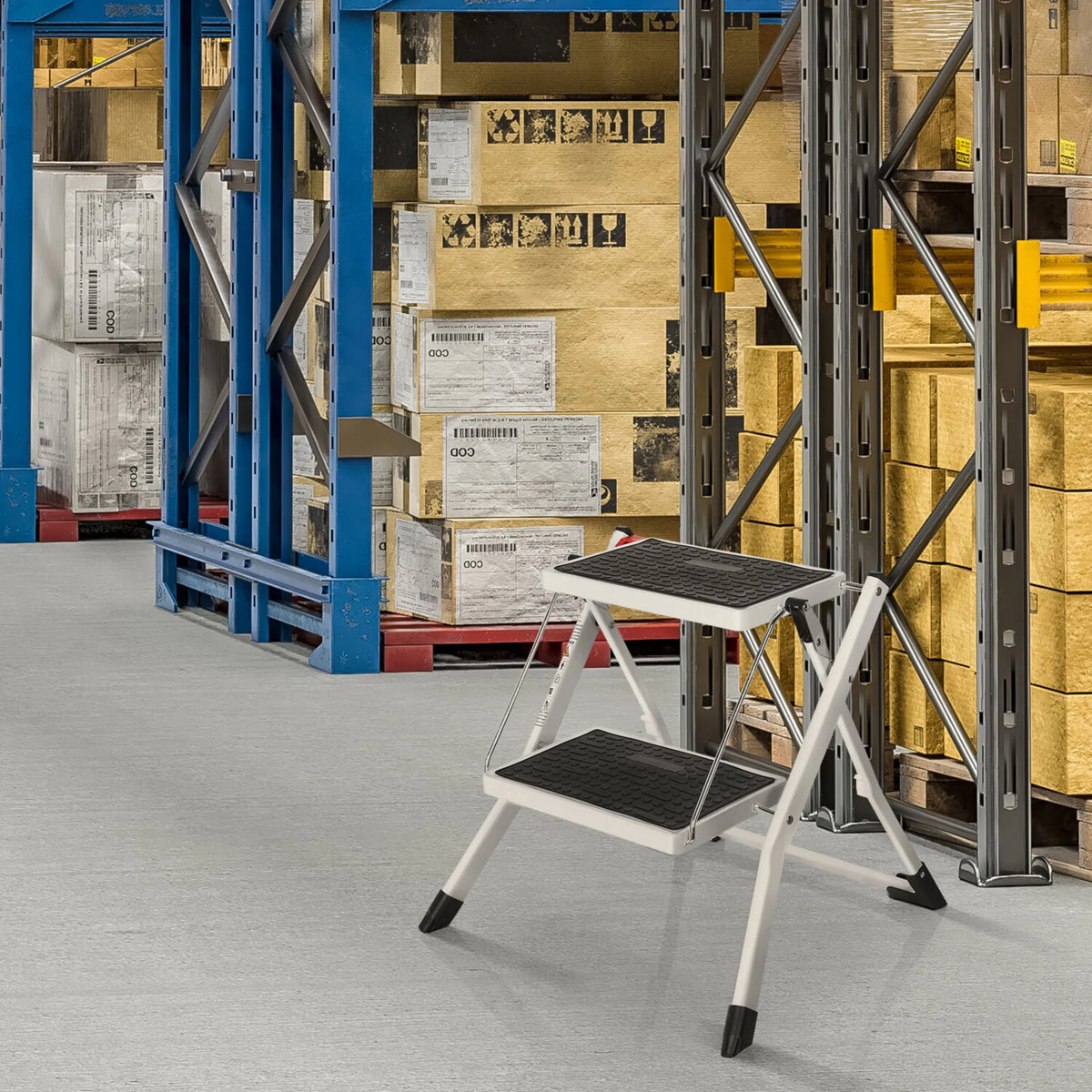 Échelle pliante blanche SOLID W1 avec deux marches noires dans un local de stockage de hjh OFFICE