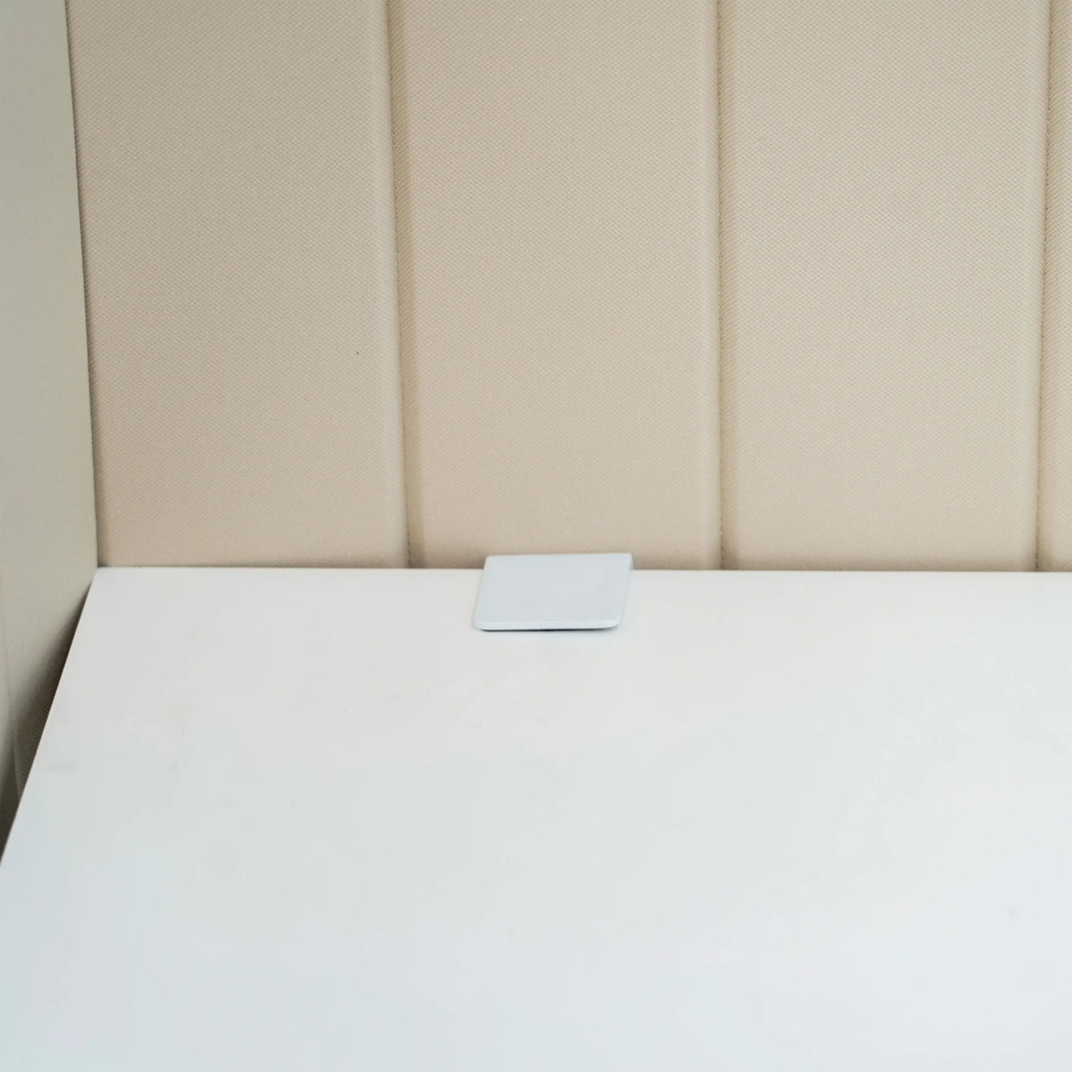 Weiße Halterung zur Befestigung der Tischtrennwand FLEXMIUT ROLL auf einer weißen Tischplatte von hjh OFFICE