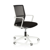 Siège de bureau de qualité professionnelle MOVE-TEC NET 3D W noir et blanc avec dossier en maille et base blanche à cinq roulettes de hjh OFFICE – vue à 360° (vue de trois quarts avant 60°)