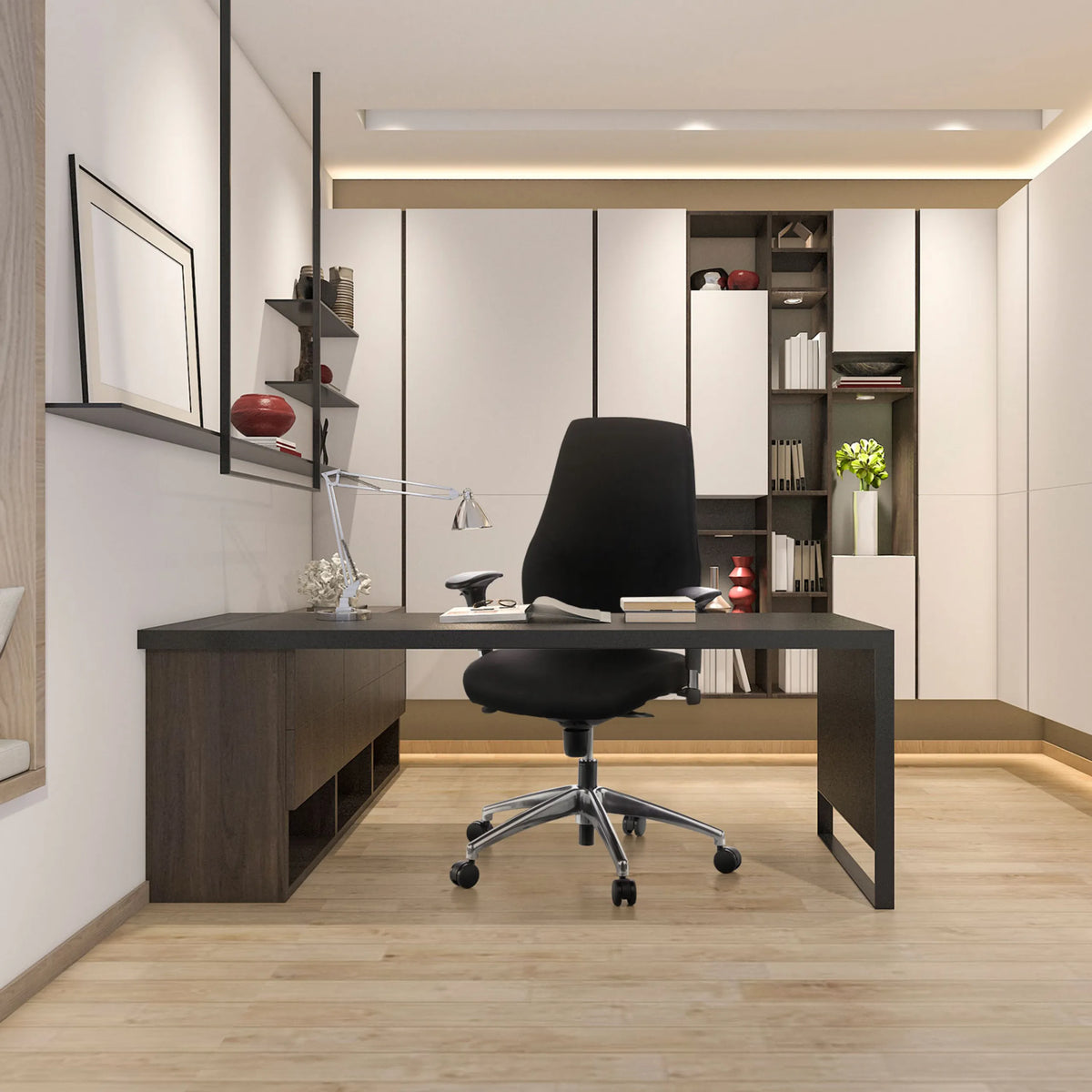 Siège de bureau de qualité professionnelle PRO-TEC 200 en noir avec piètement à roulettes à un bureau sombre en télétravail de hjh OFFICE