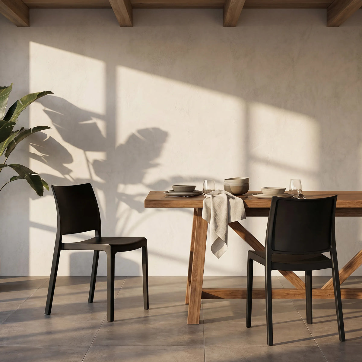 Deux chaises d'extérieur noires T37 V 4 à une table en bois dans une pièce lumineuse de hjh LIVING
