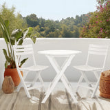 Table pliante blanche TRAVANO T avec deux chaises pliantes assorties sur une terrasse de hjh LIVING