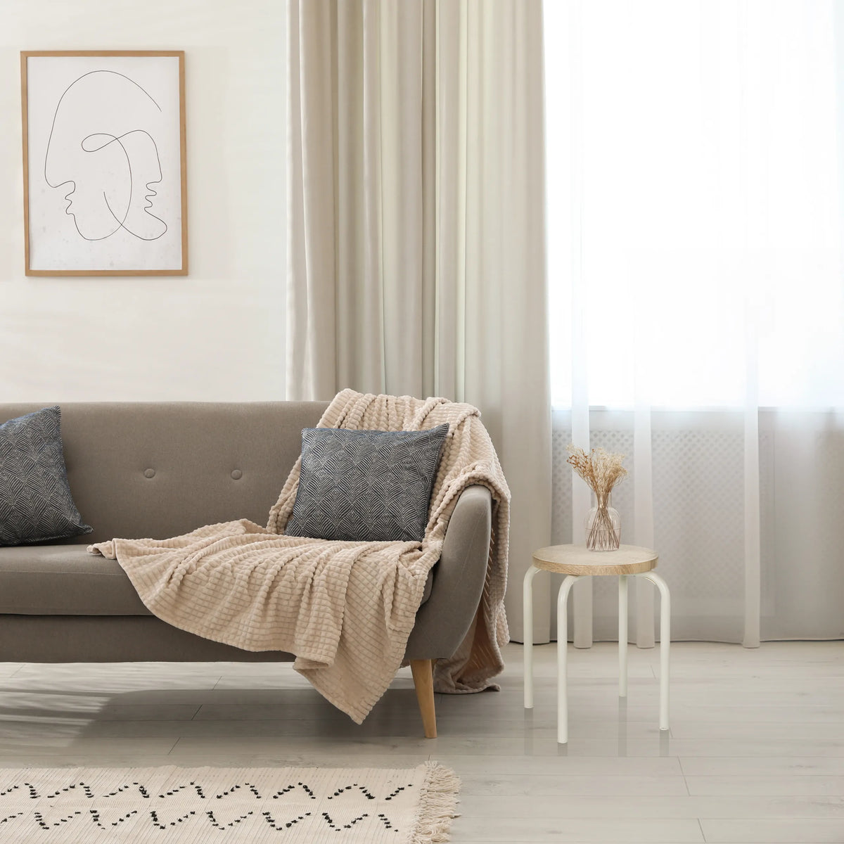 Tabouret ALRANDA en blanc et chêne à côté d'un canapé de hjh LIVING