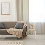 Tabouret ALRANDA en blanc et chêne à côté d'un canapé de hjh LIVING