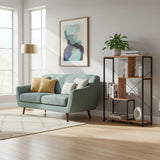Étagère Kalag Eco en noir et chêne avec structure métallique ouverte et tablettes en bois dans un salon de hjh LIVING
