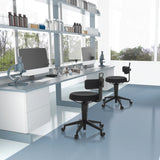 Deux tabourets pivotants TOP WORK FLEX noirs avec revêtement en tissu à une table de laboratoire de hjh OFFICE
