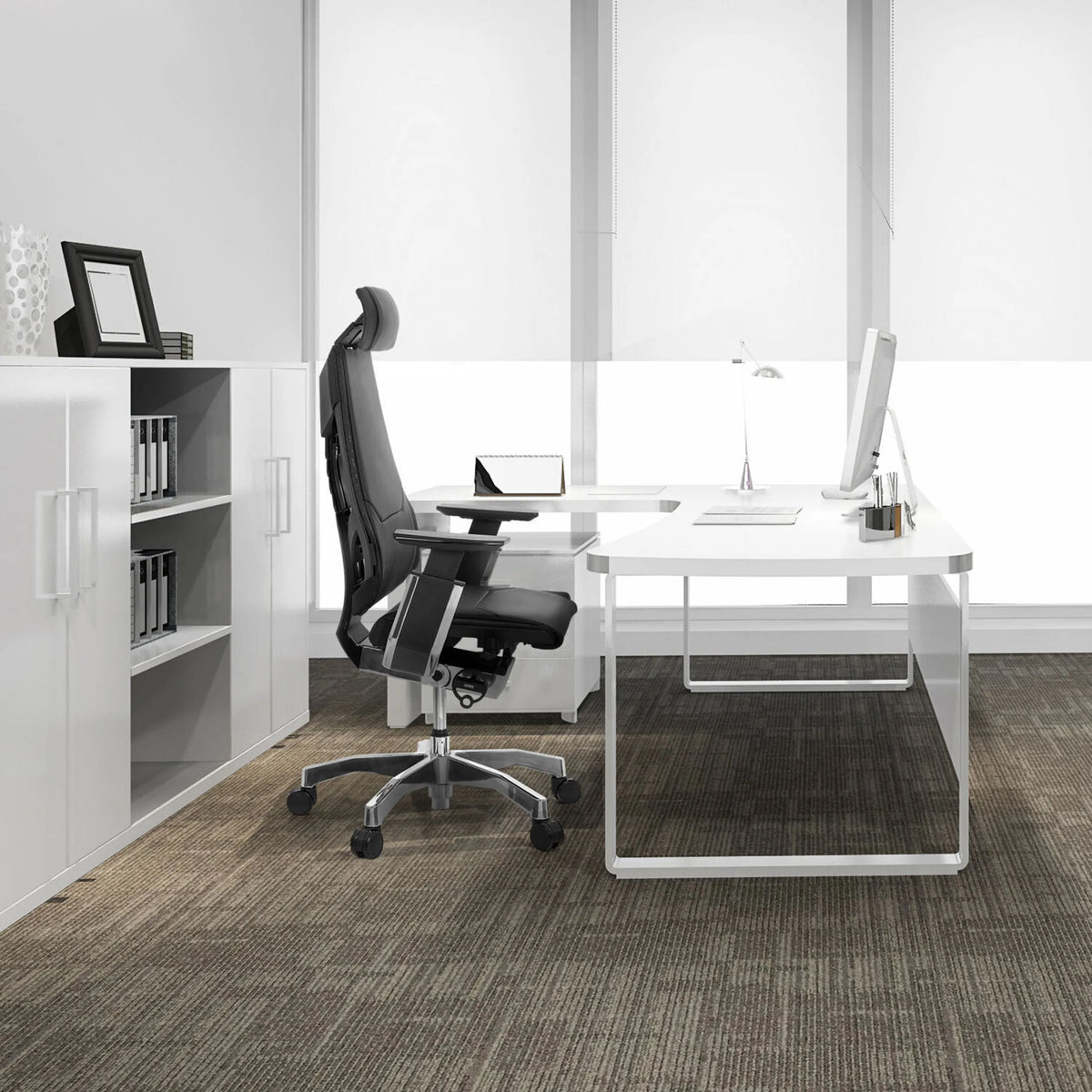 Siège de bureau haut de gamme GENIDIA PRO noir en cuir avec appui-tête et accoudoirs de hjh OFFICE
