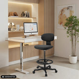Chaise de travail WORK MF2 noire avec repose-pieds et roulettes devant un bureau blanc de hjh OFFICE (image générée par IA)