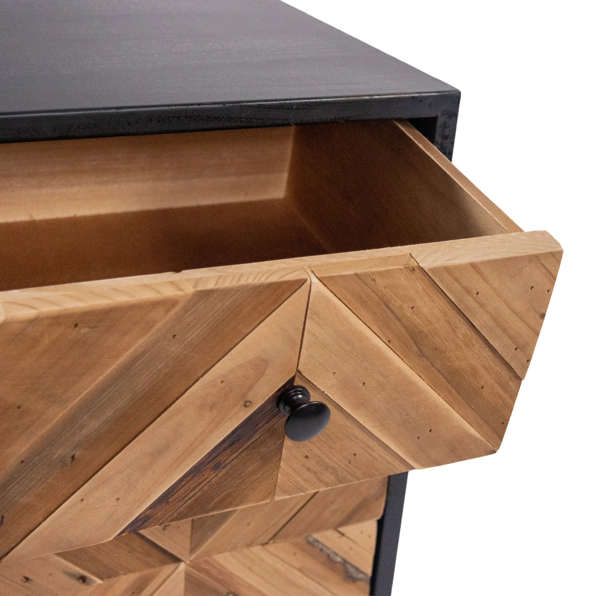 Tiroir ouvert avec façade en bois aspect chevrons du Buffet SANTJAGO BLACK SUN L de hjh LIVING