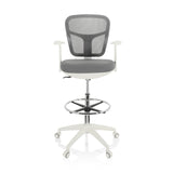 Chaise de comptoir TOP WORK 108 W grise avec dossier en maille, repose-pieds et piètement blanc à cinq roulettes de hjh OFFICE – vue à 360° (vue de face 0°)