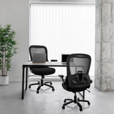 Deux sièges pivotants XXL INSTRUCTOR SW I noirs avec dossier en maille à un bureau de hjh OFFICE