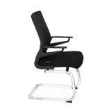 Chaises cantilever INVENTOR V noires avec dossier en maille, accoudoirs et piètement luge de hjh OFFICE – vue à 360° (vue de profil 80°)