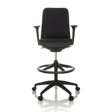 Chaise de comptoir NESTORA WORK noire avec accoudoirs, repose-pieds et piètement à cinq roulettes de hjh OFFICE – vue à 360° (vue de face 0°)