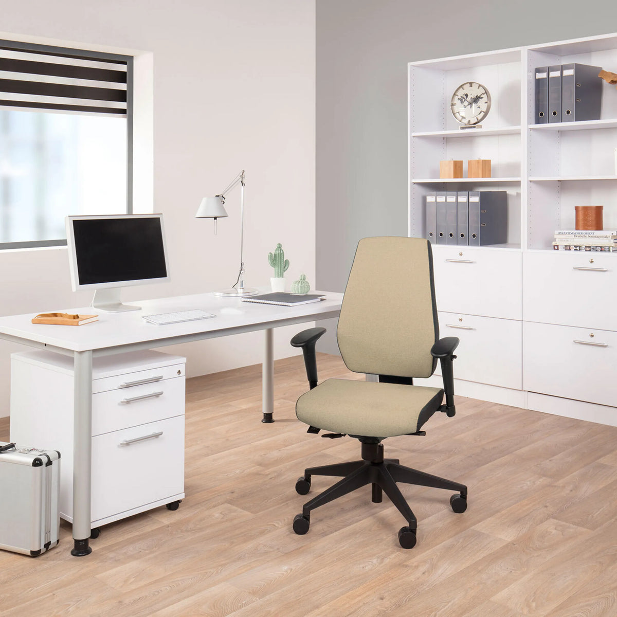 Siège de bureau de qualité professionnelle PRO-TEC 500 beige avec accoudoirs réglables et piètement à roulettes de hjh OFFICE