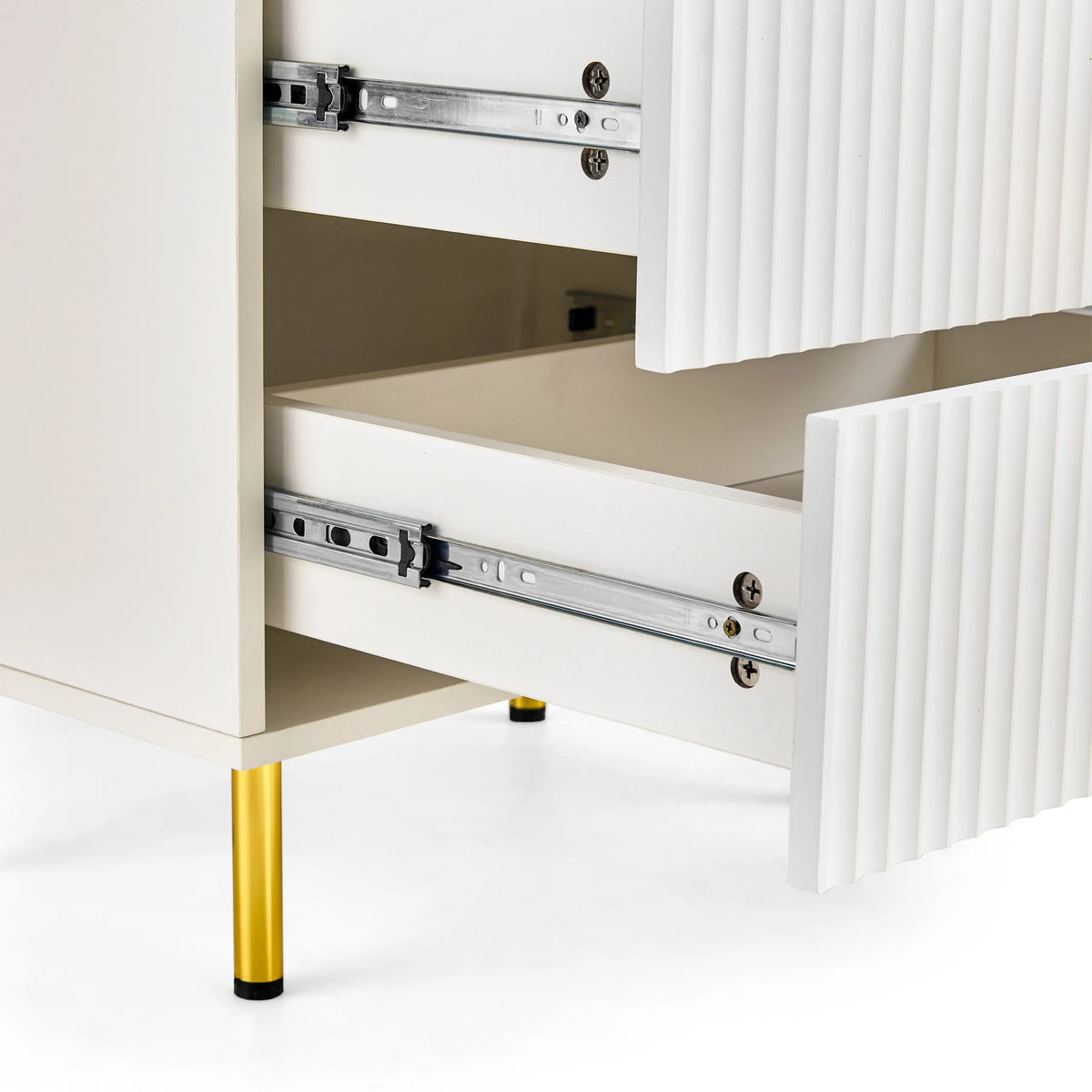 Tiroirs ouverts avec glissières métalliques et façade rainurée de la commode Hjelle K de hjh LIVING