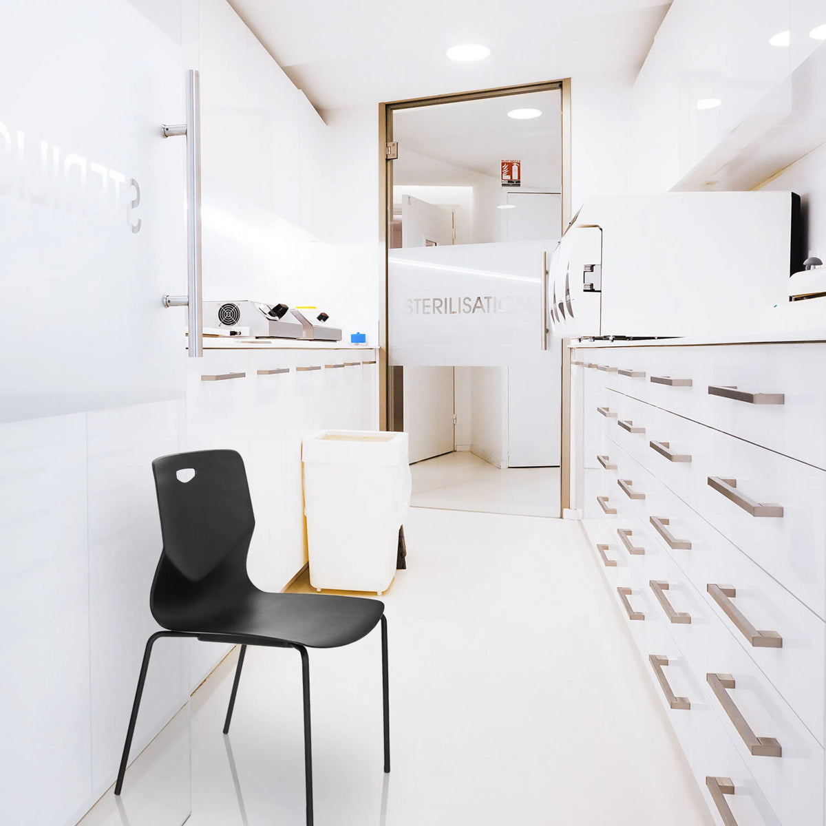 Chaise à quatre pieds T36 V noire avec coque d'assise minimaliste de hjh OFFICE