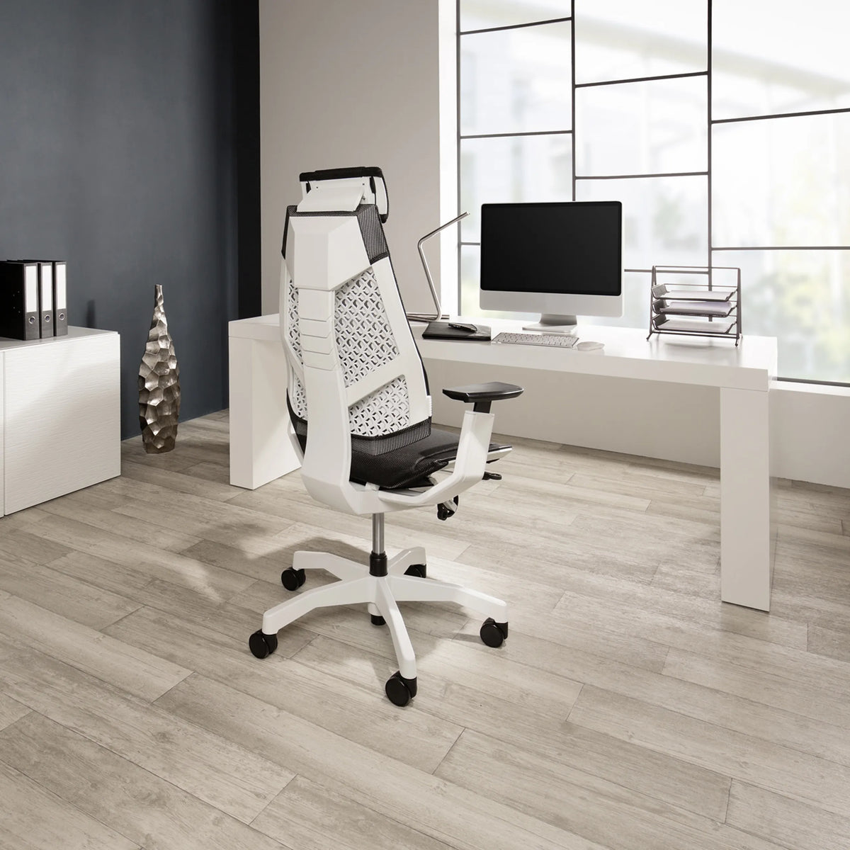 Siège de bureau haut de gamme GENIDIA PRO WHITE en noir avec cadre blanc et dossier en maille de hjh OFFICE