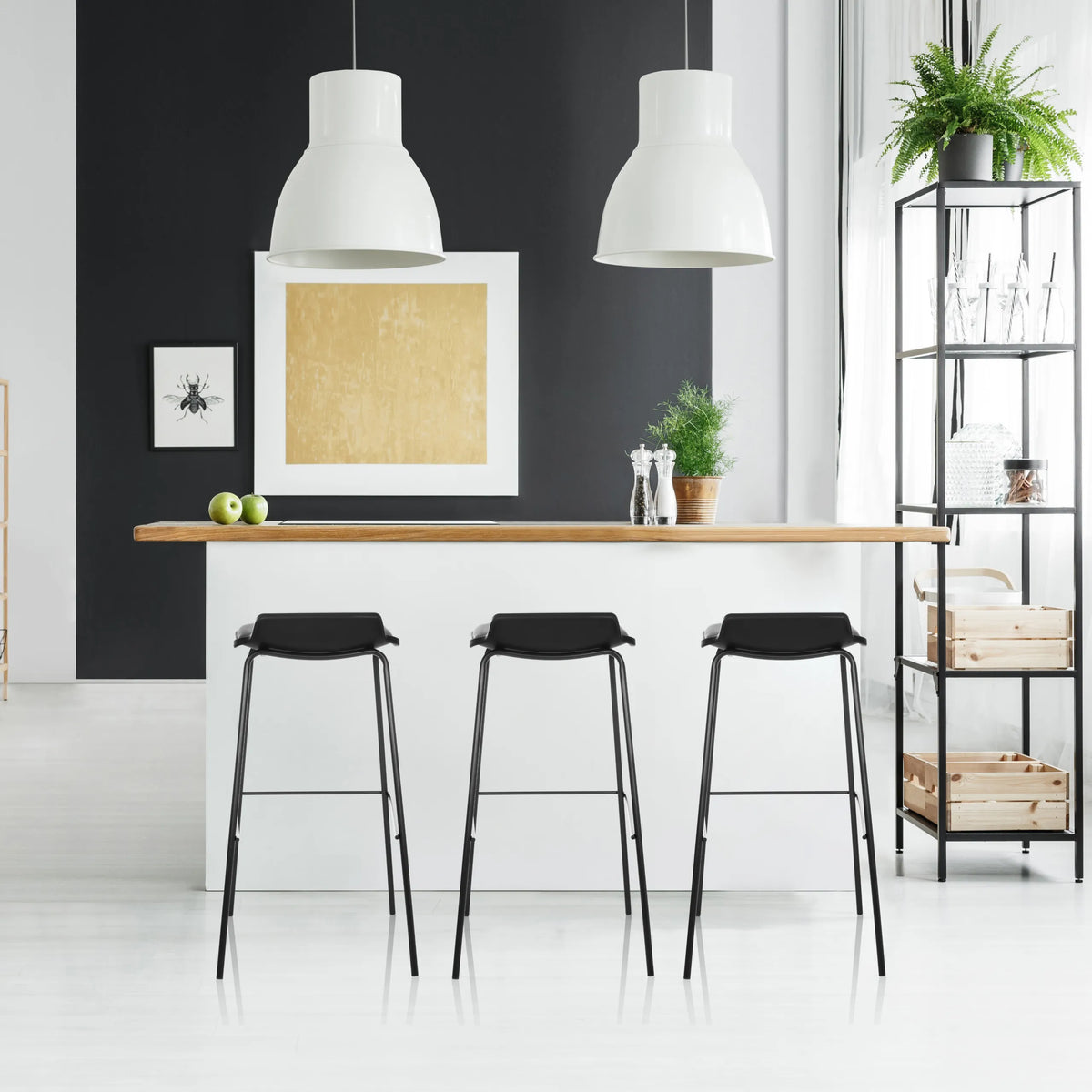Trois tabourets de bar LONSO 10 noirs aux pieds fins devant un comptoir blanc avec un plateau en bois de hjh OFFICE