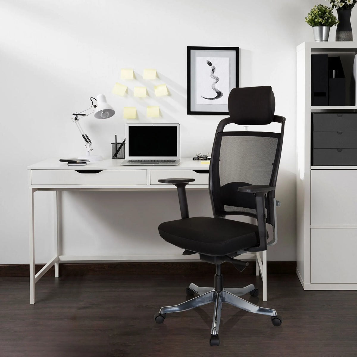 Siège de bureau de qualité professionnelle IKAST I noir avec dossier en maille, appui-tête et accoudoirs de hjh OFFICE