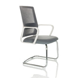Chaise cantilever VISITER W grise avec dossier en maille, accoudoirs et structure chromée de hjh OFFICE – vue à 360° (vue de trois quarts avant 60°)
