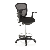 Chaise de comptoir TOP WORK 108 noire avec dossier en maille, repose-pieds et piètement à cinq roulettes de hjh OFFICE – vue à 360° (vue de trois quarts avant 40°)