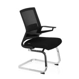 Chaises cantilever INVENTOR V noires avec dossier en maille, accoudoirs et piètement luge de hjh OFFICE – vue à 360° (vue de trois quarts avant 60°)