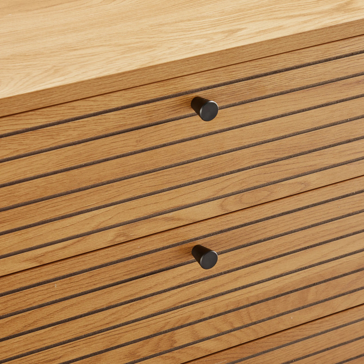 Façades de tiroirs rainurées avec boutons noirs de la Commode LINNO K en chêne de hjh LIVING