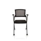 Chaise pliante PRIORITY II noire avec dossier en maille, accoudoirs et quatre roulettes de hjh OFFICE – vue à 360° (vue de face 0°)