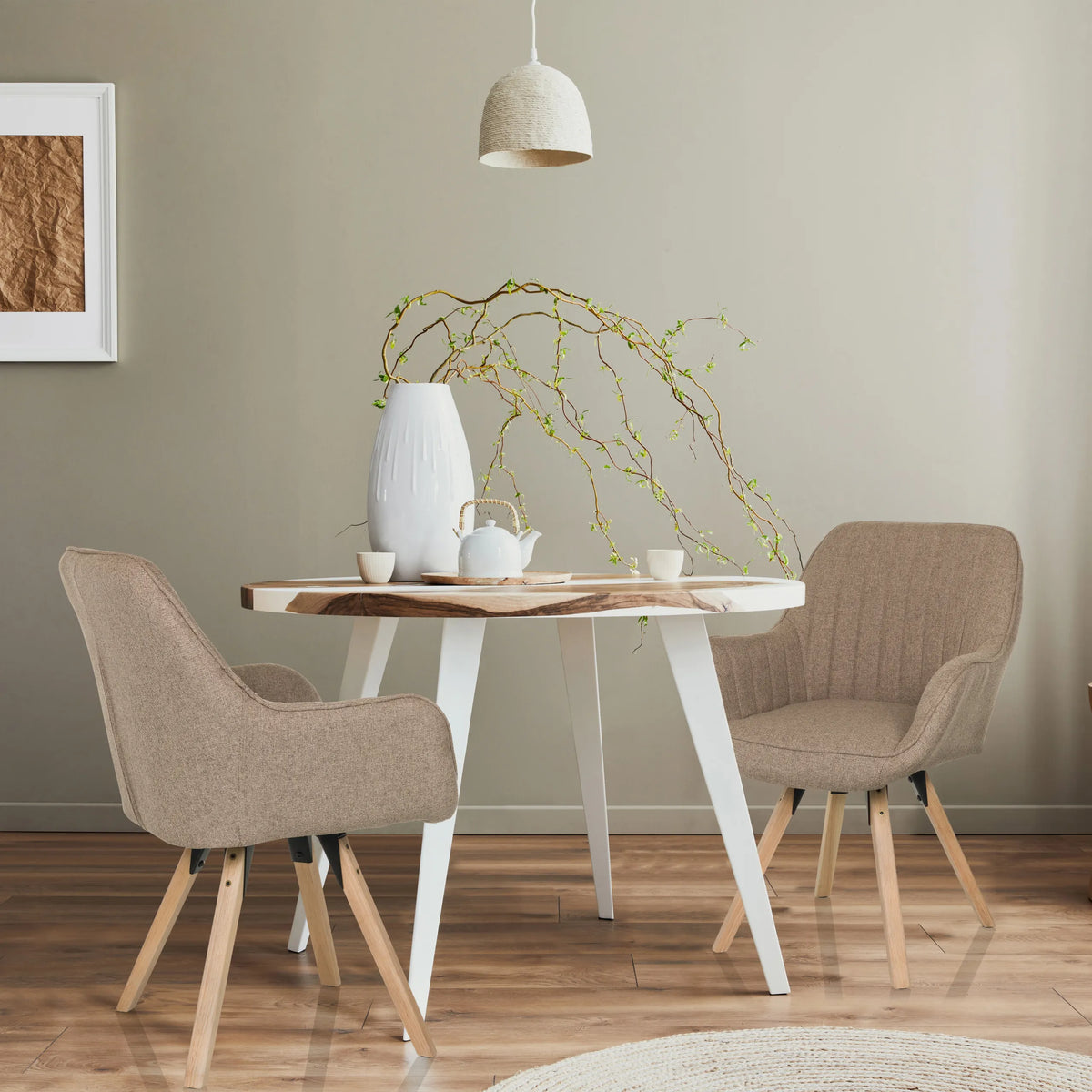 Deux chaises rembourrées SCANDI SOFT beiges avec pieds en bois à une table à manger ronde de hjh LIVING