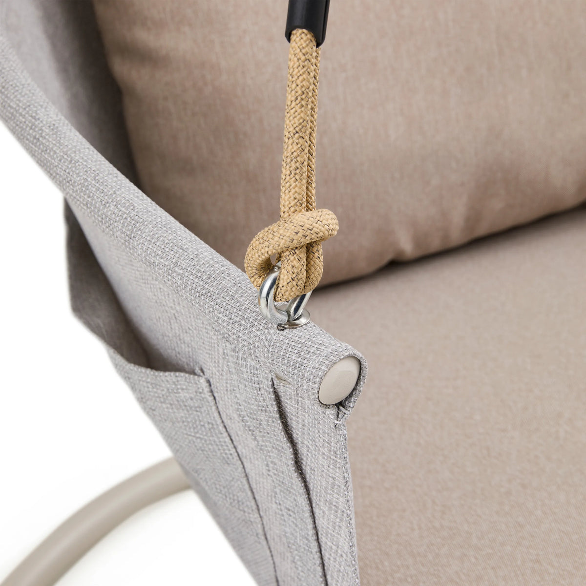 Fixation de la corde de suspension au revêtement beige du Fauteuil suspendu Skylo de hjh LIVING