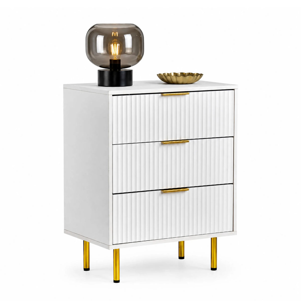 Commode blanche Hjelle K avec trois tiroirs cannelés, des poignées dorées et quatre pieds de couleur or de hjh LIVING